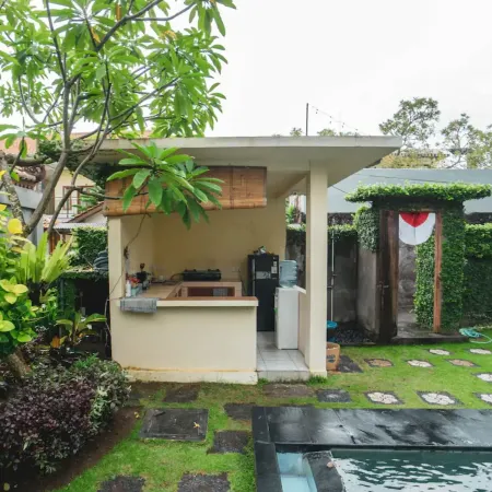 Pondok Lulik Homestay Canggu Отели рядом с достопримечательностью «Пляж Чангу»