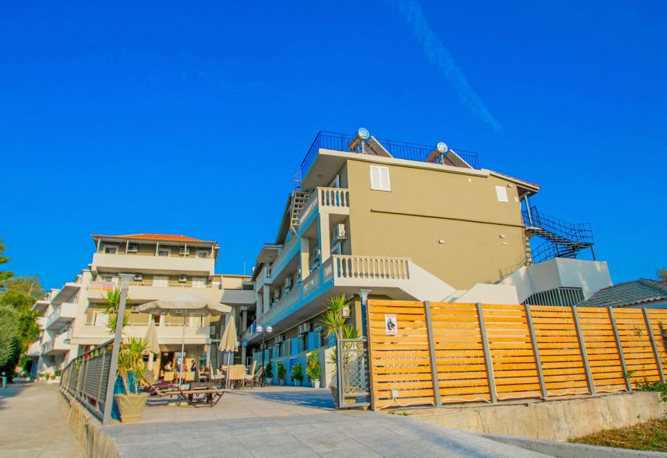 Hotel Emilia - Housity