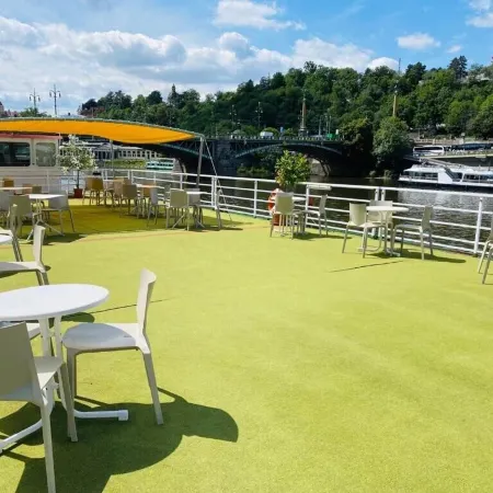 River Hotel