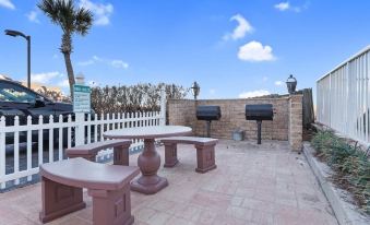 2Br/2Ba Sleeps 8, Beachfront w/ Pool