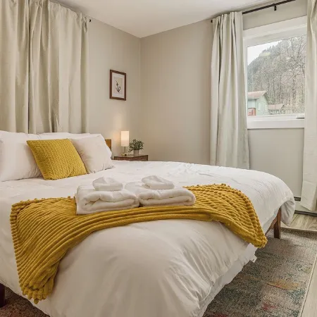 Beautiful 4-bedroom house - Walking distance to Downtown and Sea Life Center! Hotels in Seward