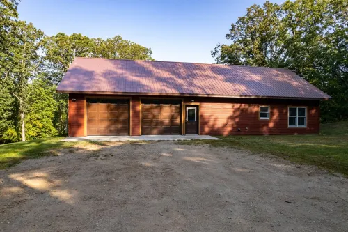 Cozy Cabin on Private Lake! Kayaks, Firepit, Fishing! Relaxing. Pet Friendly.
