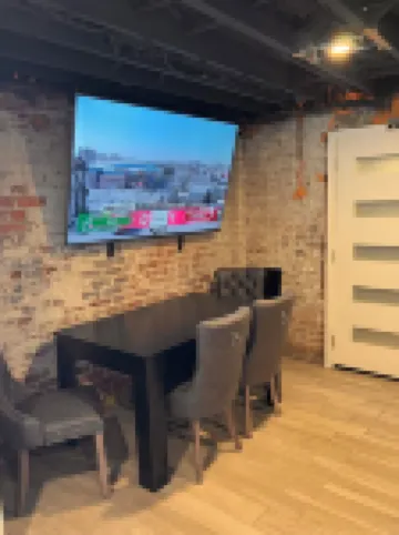 Private 1BR Apt, Two blocks from all arenas. Event parking included