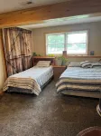 Charming 2-bedroom vacation home 17 minutes from Watkins Glen International Barnstormer Winery附近的飯店