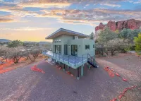 Scenic Patio and Majestic Shared Spaces - Charming Private Studio Отели рядом с достопримечательностью «Subway Cave»