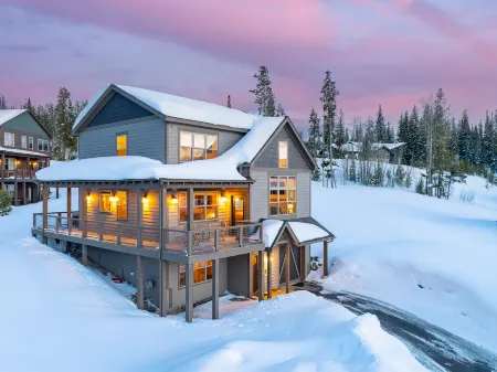 Serene Mountain Escape with Private Hot Tub - Exquisite Luxury Chalet
