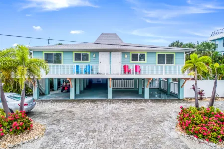 Heated Pool and Bikes for Beach Adventures - Gorgeous Coastal Retreat Отели рядом с достопримечательностью «Alvin's Island - Holmes Beach #753»