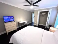 Modern Fresh Remodel 4BR 3Bath 2 En-Suites Super Convenient Sleeps 12 Pets OK!