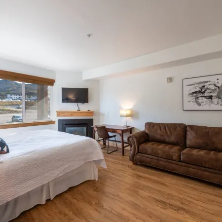 Luxury Condo at Heart of Canyons Balcony, Outdoor Pool, Hot Tub, Near Hiking & Biking Trails