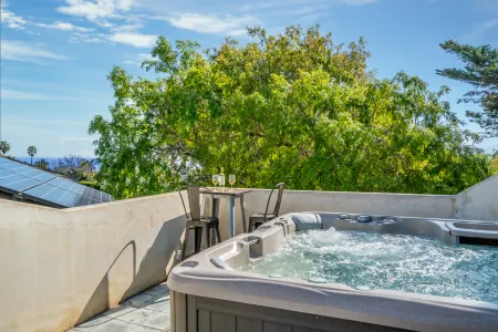 Expansive Ocean Views and Relaxing Hot Tub - Stunning Coastal Haven