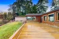 Cozy Oceanfront Cabin with Large Deck & Water Views - Close to Beach Hotels in Island County