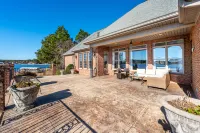 Lakeside Access and Game Room - Spacious Tranquil Escape