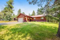 Traditional dog-friendly cabin w/covered deck, firepit, electric fireplace, W/D