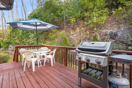 Breathtaking Mountain Views and Cozy Fire Pit - Stunning Getaway