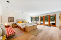 Dreamy coastal home near the bluffs with trails, grill, deck & pool Hotels in Sea Ranch