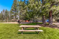 Mountain view condo with a fireplace, WiFi, partial AC, shared hot tub & pool Hotels in Deschutes County