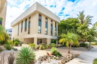 Entire Building, Sundeck with Ocean view, Private Access to Beach & 500ft to the Village Hotels near Crescent Beach