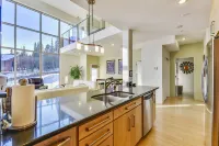 Cozy Fireplace and Stunning Ski Slope Views - Luxurious Modern Loft Отели в г. Брайан Хед