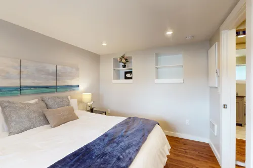 Renovated Queen Anne Escape | Smart TV, Parking, Patio & Walkable Locale Hotels in Bainbridge