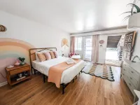 Cozy Studio with Private Balcony and Vintage Touches - Vibrant Charming Haven