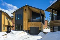 Stunning Mountain Villa with Chef's Kitchen and Hot Tub - Exquisite Retreat