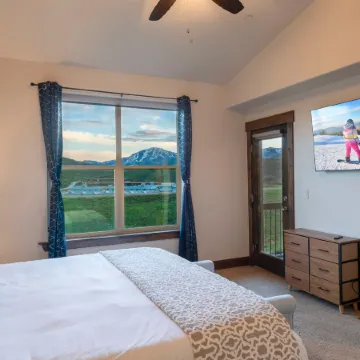 Luxury Home Minutes to Jordanelle with Balcony, BBQ, Firepit, Hot Tub, Hiking and Biking Nearby