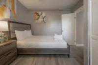 Deck, Grill Access and Convenient Amenities - Charming Escape فنادق في بينيلاس بارك