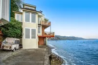 Amazing waterfront home with a fireplace, game room, fast WiFi, & washer/dryer Hotels near Gazzam Lake Preserve