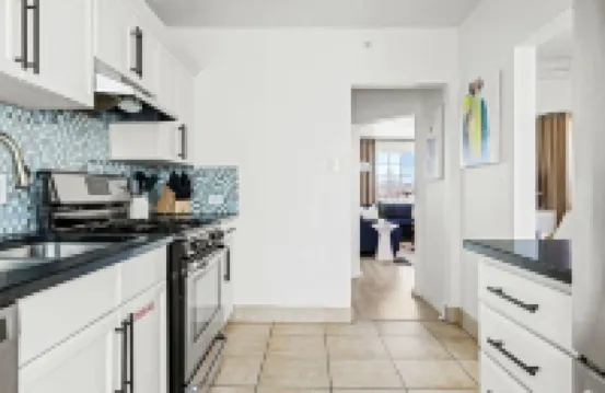 Smart TV and Fully-Equipped Kitchen - Cozy Charming Retreat