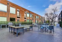 Fully-Equipped Kitchen and Community Gym - Stylish Urban Retreat