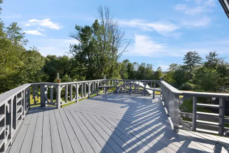 Spacious Backyard and Spa Area with Jacuzzi - Stunning Tranquil Retreat