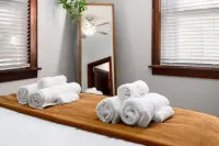 Vintage Charm with Cozy Outdoor Oasis - Enchanting Stylish Retreat Hotels in Spring Bay Township