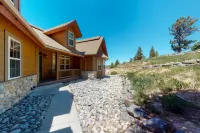 Hillside home with panoramic mountain views, deck, gas firepit & pool table