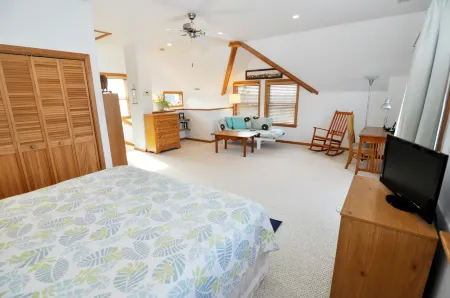 Waterside Decks and Boat Docking - Charming Couples Getaway