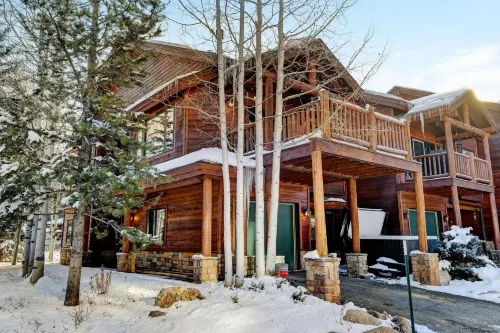 Breathtaking Mountain Views and Private Hot Tub - Luxurious Chalet Retreat