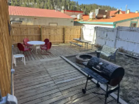 Mountain Views and Cozy Outdoor Spaces - Charming Cabin Retreat