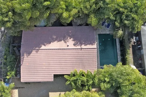 Heated Pool, Parking, 5 Min Walk to Food and Fun!