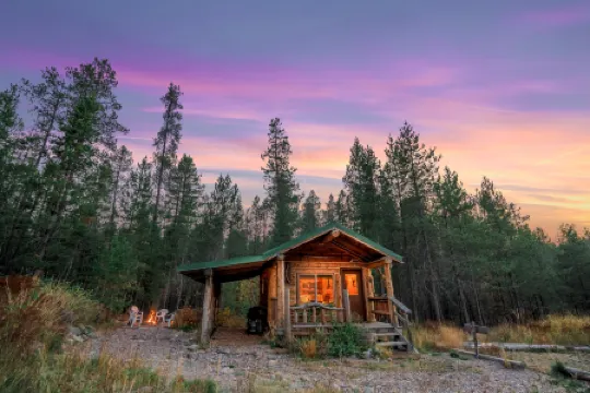 Charming Cabin with Outdoor Firepit and Gas Grill - Inviting Rustic Retreat