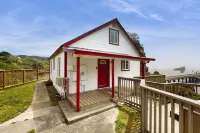 Cozy home with hot tub, incredible ocean views, WiFi & private deck