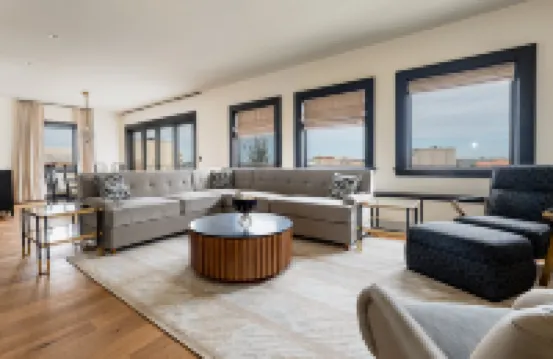 4BR Incredible Group Penthouse + Private Patio | The Mayfair โรงแรมใน