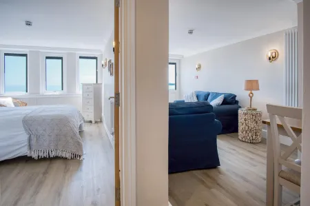 Waterfront 1 - 1 Bedroom Apartment - Wisemans Bridge