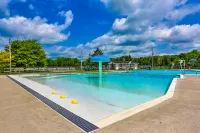 Access to Beaches and Heated Pools - Charming Rustic Retreat Hotels in Tobyhanna Township