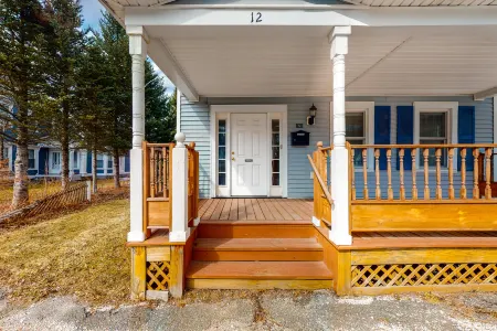 Remodeled condo with shared washer/dryer - walk to dining & ski lift bus pickup Отели в г. Уэстон