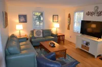 The Boarding House, King bed comfort. Close to Nantucket Sound beaches.