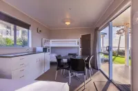 Belt Road Seaside Holiday Park Hotels in Kaitake