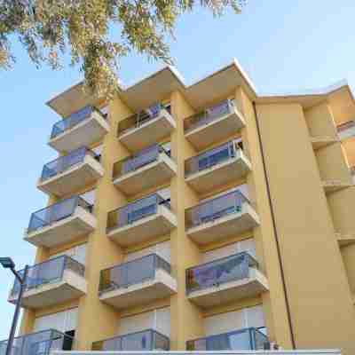 Hotel Crown Hotel Exterior