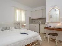 Golden Sand Hotel berhampiran Pantai Plaka