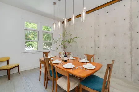 Old Town Oasis - Spacious Artisan Home in Old Town