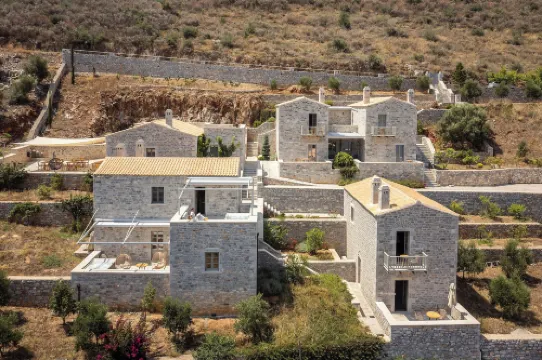 Trapela Limeni Luxury Suites