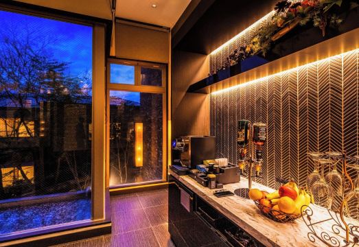 료테이 마츠바야의 아름다운 일본식 정원 이미지